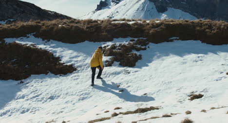 Caminante-en-la-nieve-01