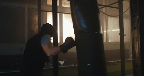 Boxer-golpeando-saco-de-boxeo-duro