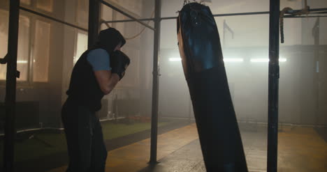 Saco-de-boxeo-en-el-gimnasio