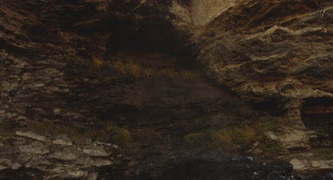 Frau-Unter-Wasserfall
