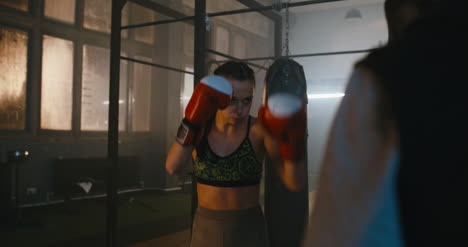 Mujer-Kickboxing-con-Hombre-01