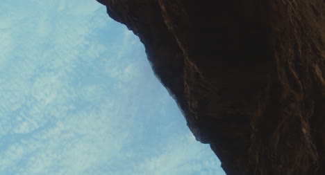 Felsvorsprung-Und-Blauer-Himmel