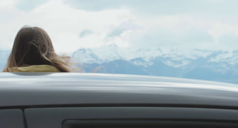 Woman-Stopping-Car-in-Mountains-02