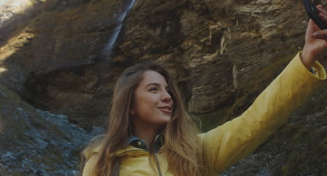 Mujer-tomando-Selfie-en-la-naturalezaaa