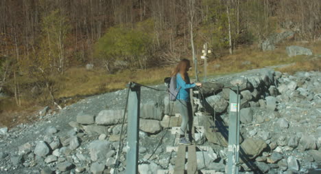 Frau-Auf-Einer-Kleinen-Brücke