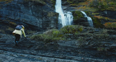 Mädchen-Wandert-In-Richtung-Wasserfall