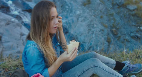 Excursionista-comiendo-picnic