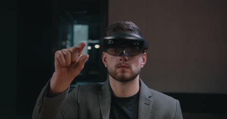 Young-businessman-Using-VR