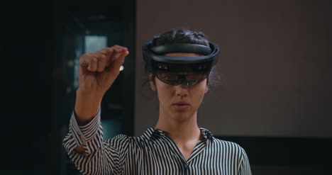 Businesswoman-Using-VR