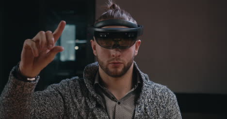 Hombre-usando-auriculares-VR