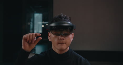 Junger-Mann-Mit-VR-Headset