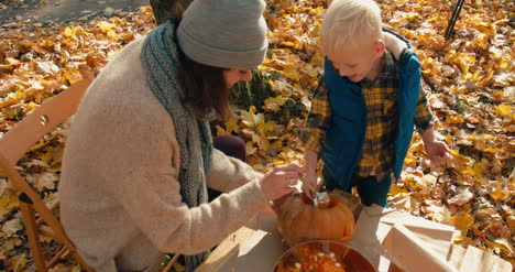 Halloween-Family-Pumpkin-Carving-29
