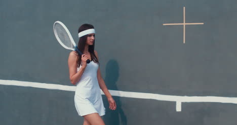 Tennis-Girl-Wall-Walk-02