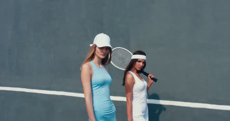 Tennis-Girls-Wall-Walking-03