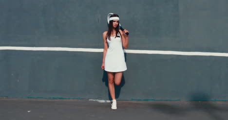 Tennis-Girl-se-apoya-en-la-pared-02