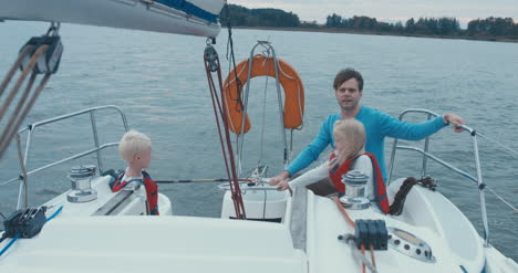 Familie-Auf-Segelboot-25