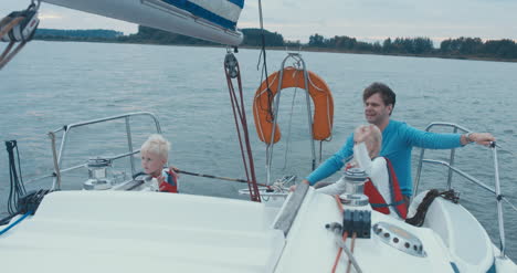 Familie-Auf-Segelboot-26