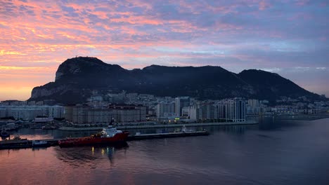 Gibraltar-Felsen-Und-Stadt-Bei-Sonnenaufgang