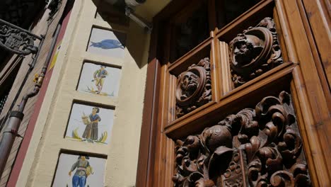 Sevilla-Geschnitzte-Tür-Und-Gemälde