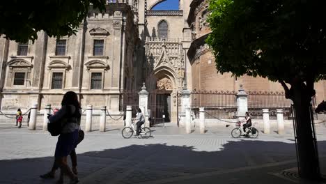 Kathedrale-Von-Sevilla-Mit-Mädchen,-Die-Zuschauen