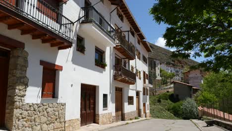 Spanien-Alcala-De-La-Selva-Mit-Einer-Reihe-Weißer-Häuser