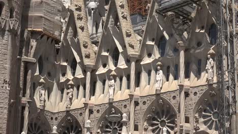 Spanien-Barcelona-Sagrada-Familia-Fünf-Geschnitzte-Heilige