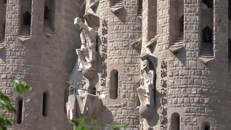 Spanien-Barcelona-Sagrada-Familia-Zwei-Heilige-An-Der-Fassade