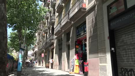Spanien-Barcelona-Straßenszene-Mit-Balkonen