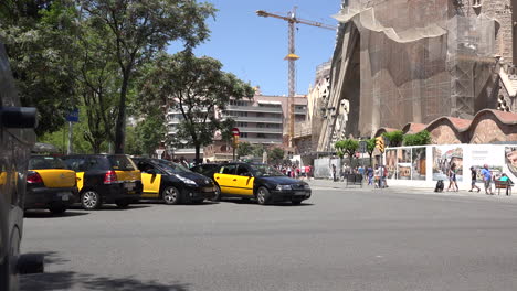 Spain-Barcelona-Taxis-Pulling-Out