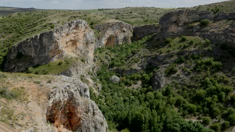 Spanien-Canyon-Des-Rio-Dulce-Mit-Kalksteinfelsen