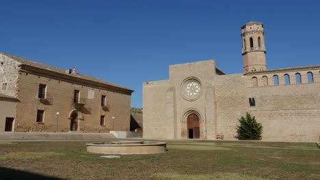 Spanien-Monasterio-De-Rueda-Turm-Und-Hof