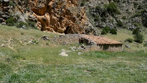 Spanien-Sierra-De-Albarracin-Hirtenhütte-Ruine