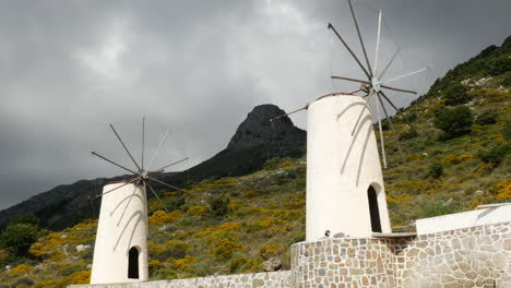 Griechenland-Kreta-Lasithi-Plateau-Zwei-Windmühlen-Keine-Segel