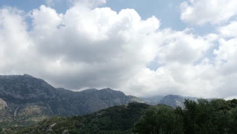 Griechenland-Kreta-Wolken-über-Zerklüfteten-Bergen