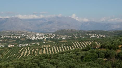 Grecia-Creta-Paisaje-Con-Arboledas,-Ciudad-Y-Montañas