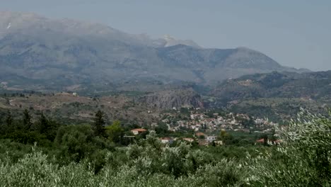 Grecia-Creta-Olivares-Y-Casas-De-Pueblo-Con-Montañas