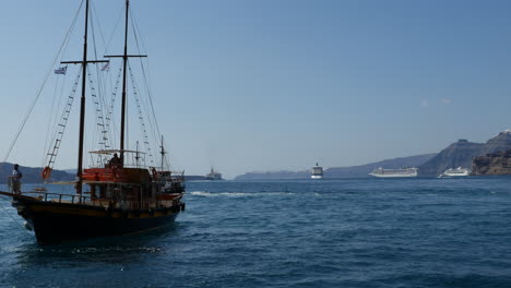 Greece-Santorini-Old-Fashioned-Sailboat