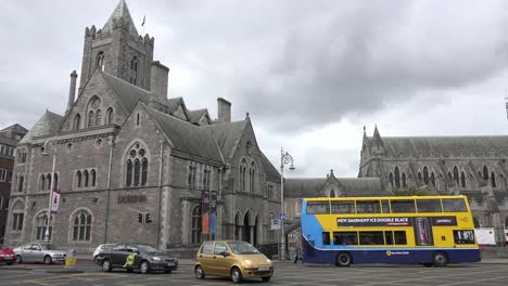 Irlanda-Dublín-Museo-De-Dublín-Con-Coches-Y-Autobuses