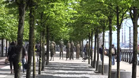 Irlanda-Dublín-Monumento-De-La-Hambruna-Callejón-Del-árbol