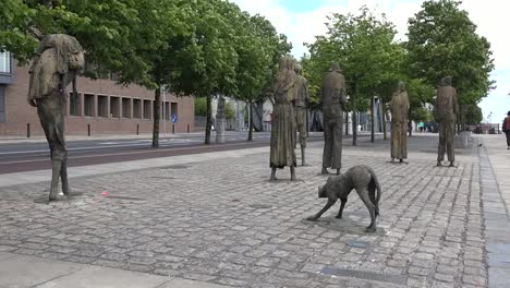 Irlanda-Dublín-Monumento-De-La-Hambruna-Con-Estatua-De-Perro
