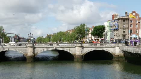 Irland-Dublin-River-Liffey-Brücke-Und-Verkehr-Im-Sonnenschein-Pan