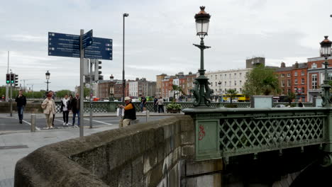 Irlanda-Puente-Del-Río-Lifely-Dublín-Con-Personas