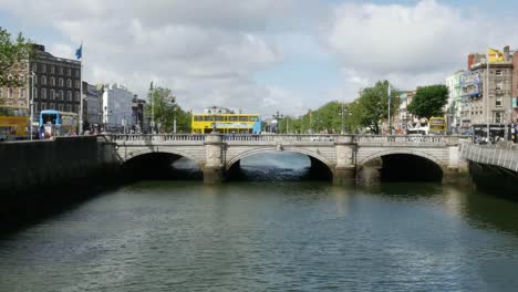 Irlanda-Puente-Sobre-El-Río-Lifely-Dublín-Con-Autobuses-Amarillos