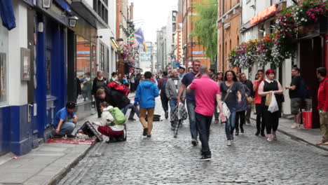 Ireland-Dublin-Temple-Bar-Crowded-Street