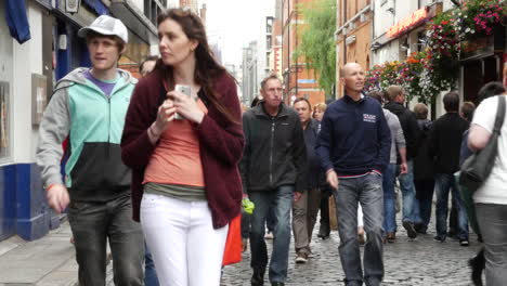 Ireland-Dublin-Temple-Bar-Lots-Of-Tourists