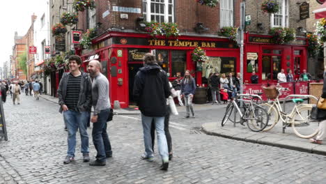 Irlanda-Dublin-Temple-Bar-Men-In-Street