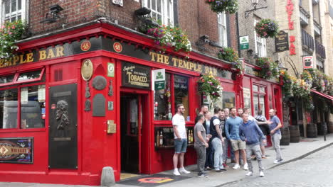 Irland-Dublin-Temple-Bar-Pub-Mit-Einer-Gruppe-Junger-Männer