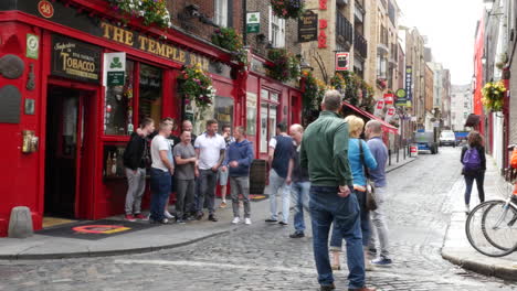 Ireland-Dublin-Temple-Bar-Pub-With-Men-Being-Photographed