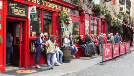 Irland-Dublin-Temple-Bar-Pub-Mit-Touristen-Davor