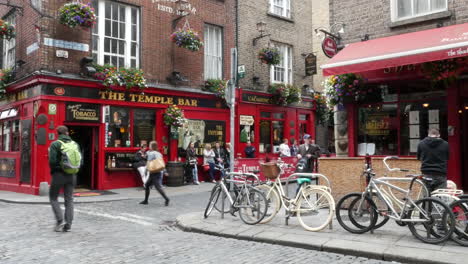 Irlanda-Dublín-Temple-Bar-Escena-Con-Bicicletas